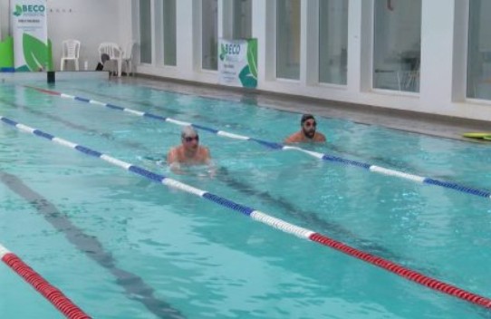 SE INICIARON LOS SIETE DÍAS DE NADO EN EL CENTRO DEPORTIVO VILLA MITRE PARA COLABORAR CON AYUDA-LE