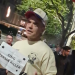 ROBBIE WILLIAMS SORPRENDIÓ A SUS FANS EN BUENOS AIRES CON UN SHOW ACÚSTICO EN LA PUERTA DEL HOTEL