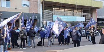 TRABAJADORES DE LA SEGURIDAD PRIVADA SE MANIFIESTAN FUERA DEL MINISTERIO DE TRABAJO