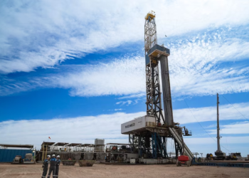 LA ARGENTINA LOGRÓ OTRO RÉCORD HISTÓRICO DE PRODUCCIÓN DE PETRÓLEO Y SE ACERCA AL MILLÓN DE BARRILES DIARIOS