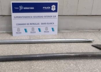DOS PERSONAS FUERON ARRESTADAS POR ATACAR A LOS POLICIAS CON UN HACHA Y UN CAÑO