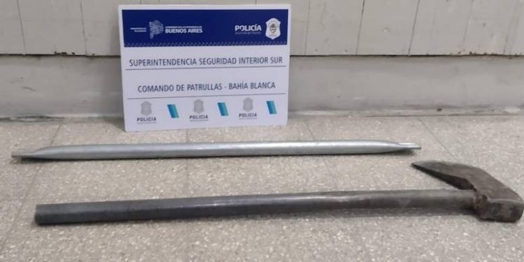 DOS PERSONAS FUERON ARRESTADAS POR ATACAR A LOS POLICIAS CON UN HACHA Y UN CAÑO