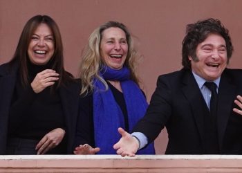 MILEI SALIÓ AL BALCÓN CON SUS MINISTROS E HIZO UN «SIX SEVEN»: QUÉ SIGNIFICA ESE GESTO QUE ES TENDENCIA EN REDES