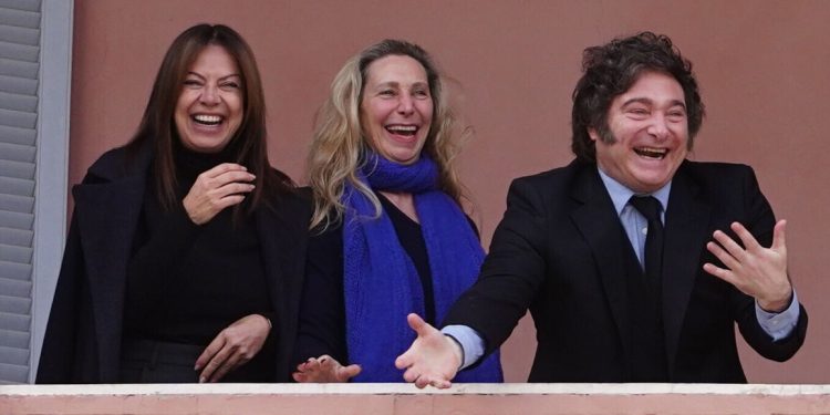 MILEI SALIÓ AL BALCÓN CON SUS MINISTROS E HIZO UN «SIX SEVEN»: QUÉ SIGNIFICA ESE GESTO QUE ES TENDENCIA EN REDES